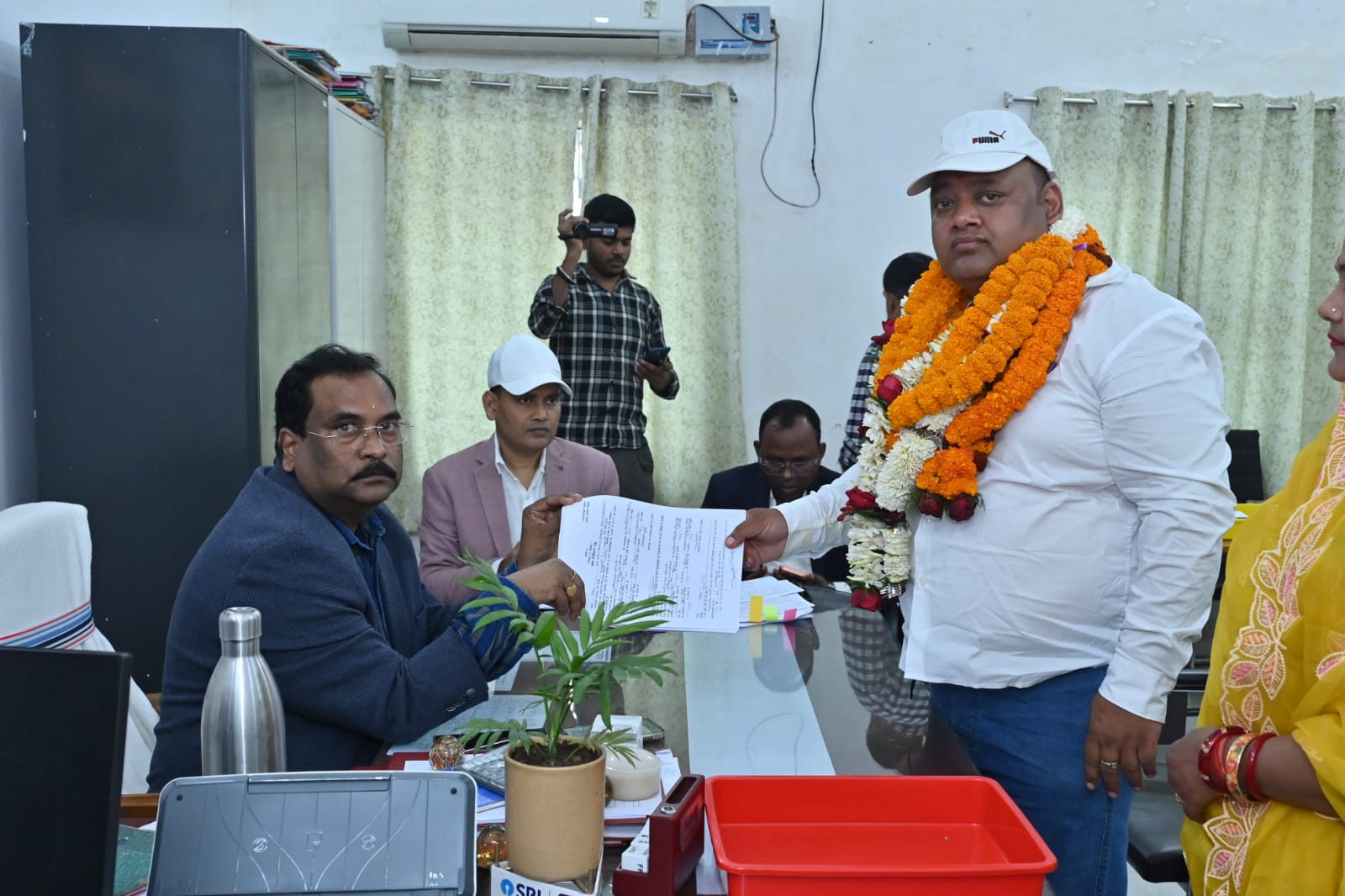 देवघर नगर निगम चुनाव में सियासी पारा चरम पर  मेयर और वार्ड पार्षद पद के लिए नामांकन को लेकर उमड़ी भीड़, समाहरणालय बना सियासी केंद्र  आज मेयर पद 8 व पार्षद पद पर 120 प्रत्याशी ने किया नामांकन